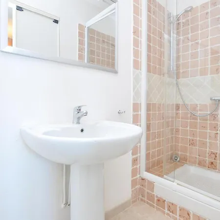 4 Bedroom Pet Friendly In Maxime Holiday home