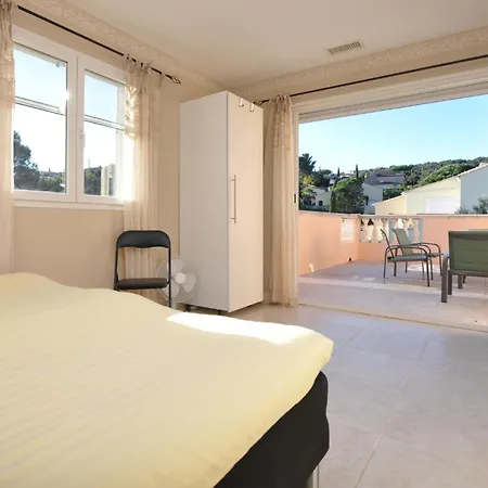 4 Bedroom Pet Friendly In Maxime Holiday home *