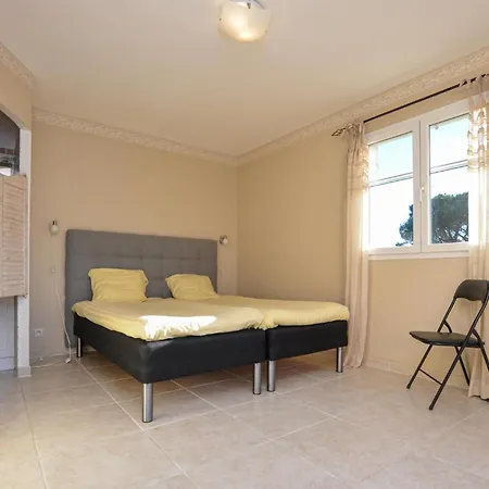 4 Bedroom Pet Friendly In Maxime Holiday home Sainte-Maxime