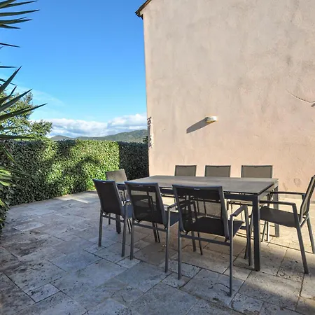 4 Bedroom Pet Friendly In Maxime Holiday home Sainte-Maxime