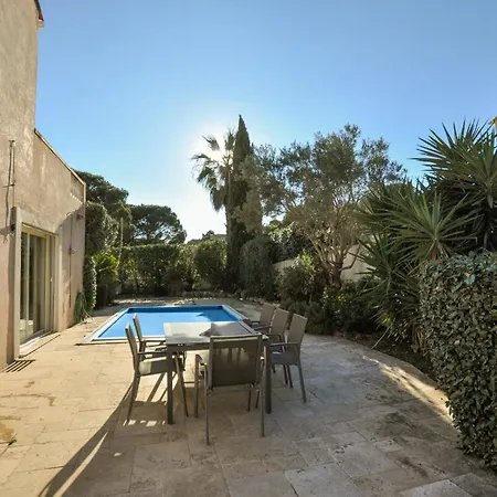 4 Bedroom Pet Friendly In Maxime Holiday home *